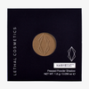 Beiger MAGNETIC™ Pressed Powder Shadow von Lethal Cosmetics in der Farbe "Arboreal" in schwarzer Umverpackung mit Sichtfenster.