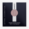 Beiger MAGNETIC™ Pressed Powder Shadow von Lethal Cosmetics in der Farbe "Calcination" in schwarzer Umverpackung mit Sichtfenster.