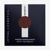 Brauner MAGNETIC™ Pressed Powder Shadow von Lethal Cosmetics in der Farbe "Corrosion" in schwarzer Umverpackung mit Sichtfenster und LETHAL-Branding.