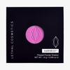 Rosa MAGNETIC™ Pressed Powder Shadow von Lethal Cosmetics in der Farbe "Dahlia" in schwarzer Umverpackung mit Sichtfenster und LETHAL-Branding.