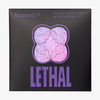 Pink-blau glitzernder MAGNETIC™ Pressed Powder Shadow von Lethal Cosmetics in der Farbe "Flourish" in schwarzer Umverpackung mit Sichtfenster und LETHAL-Branding.