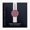 Altrosa MAGNETIC™ Pressed Powder Shadow von Lethal Cosmetics in der Farbe "Lithophyte" in schwarzer Umverpackung mit Sichtfenster und LETHAL-Branding.