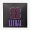 Dunkelvioletter MAGNETIC™ Pressed Powder Shadow von Lethal Cosmetics in der Farbe "Midnight" in schwarzer Umverpackung mit Sichtfenster und lila LETHAL-Branding.