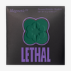 Dunkelgrüner MAGNETIC™ Pressed Powder Shadow von Lethal Cosmetics in der Farbe "Scales" in schwarzer Umverpackung mit Sichtfenster und lila LETHAL-Branding.