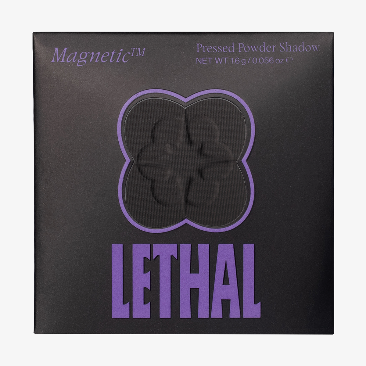 Schwarzer MAGNETIC™ Pressed Powder Shadow von Lethal Cosmetics in der Farbe "Transmutation" in schwarzer Umverpackung mit Sichtfenster und lila LETHAL-Branding.