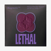Pflaumenroter MAGNETIC™ Pressed Powder Shadow von Lethal Cosmetics in der Farbe "Unity" in schwarzer Umverpackung mit Sichtfenster und lila LETHAL-Branding.