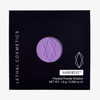 Violetter MAGNETIC™ Pressed Powder Shadow von Lethal Cosmetics in der Farbe "Wisteria" in schwarzer Umverpackung mit Sichtfenster und LETHAL-Branding.