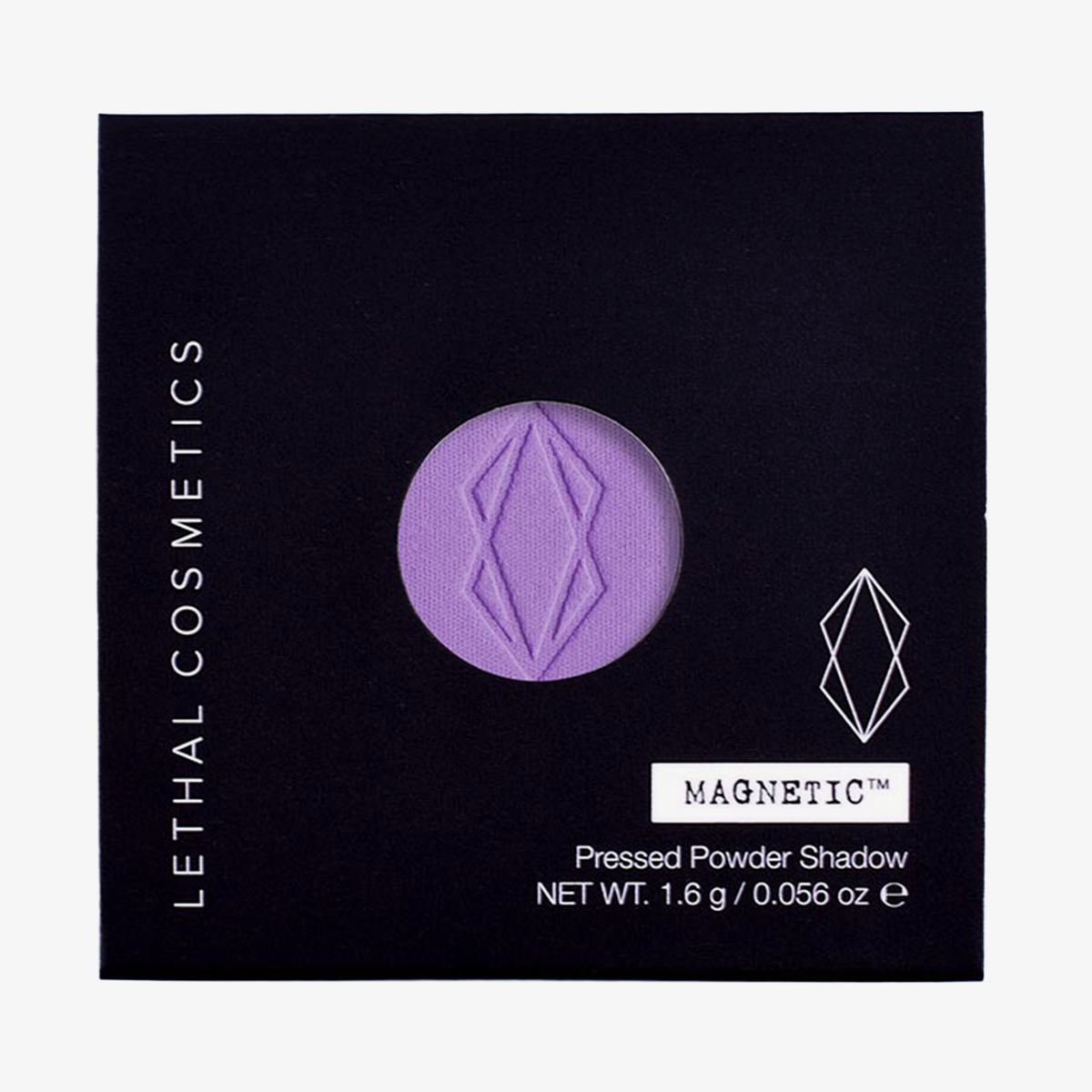 Violetter MAGNETIC™ Pressed Powder Shadow von Lethal Cosmetics in der Farbe "Wisteria" in schwarzer Umverpackung mit Sichtfenster und LETHAL-Branding.