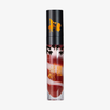 Der „Over The Garden Wall Potatoes & Molasses Swirled Lip Gloss“ von Lethal Cosmetics besticht durch rote und weiße Wirbelmuster und eine schwarze Kappe mit goldenen Verzierungen.