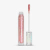 Geöffnete transparente Tube PIXELED™ Lip Gloss Bit von Lethal Cosmetics mit rosa glitzerndem Inhalt neben Applikator mit holografischer Kappe.
