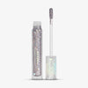 Geöffnete transparente Tube PIXELED™ Lip Gloss Frame von Lethal Cosmetics mit silber glitzerndem Inhalt neben Applikator mit holografischer Kappe.