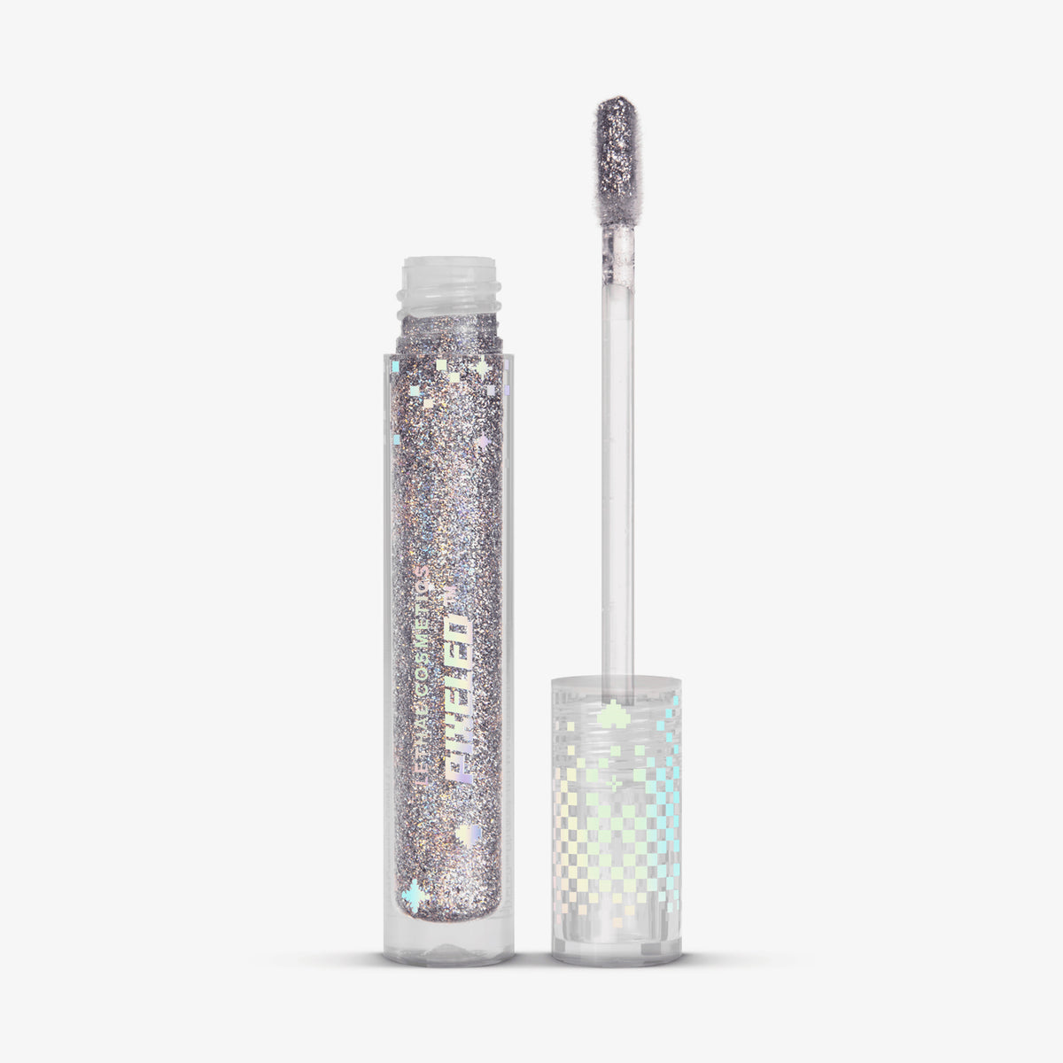 Geöffnete transparente Tube PIXELED™ Lip Gloss Frame von Lethal Cosmetics mit silber glitzerndem Inhalt neben Applikator mit holografischer Kappe.