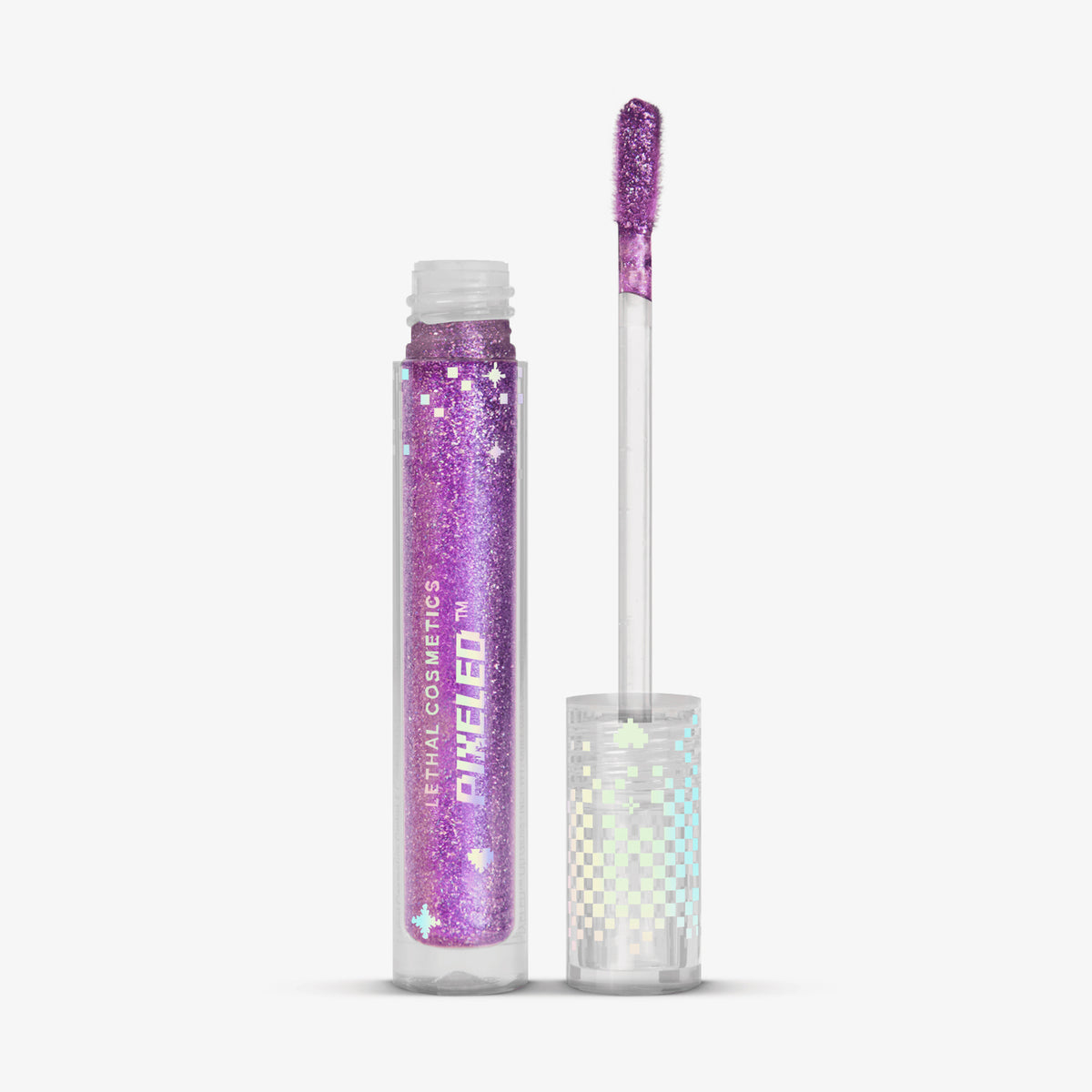 Geöffnete transparente Tube PIXELED™ Lip Gloss Sprite von Lethal Cosmetics mit lila glitzerndem Inhalt neben Applikator mit holografischer Kappe.