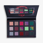 Die Serpentine Palette von Lethal Cosmetics bietet 15 leuchtende Lidschattenfarben, einen integrierten Spiegel und ein auffälliges rotes Schlangendesign auf dem Innendeckel.