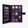 Die Lethal Cosmetics Spellcraft Pressed Powder Palette mit 15 violetten, schwarzen und neutralen Farbtönen, einem Spiegel und einem Magnetverschluss.