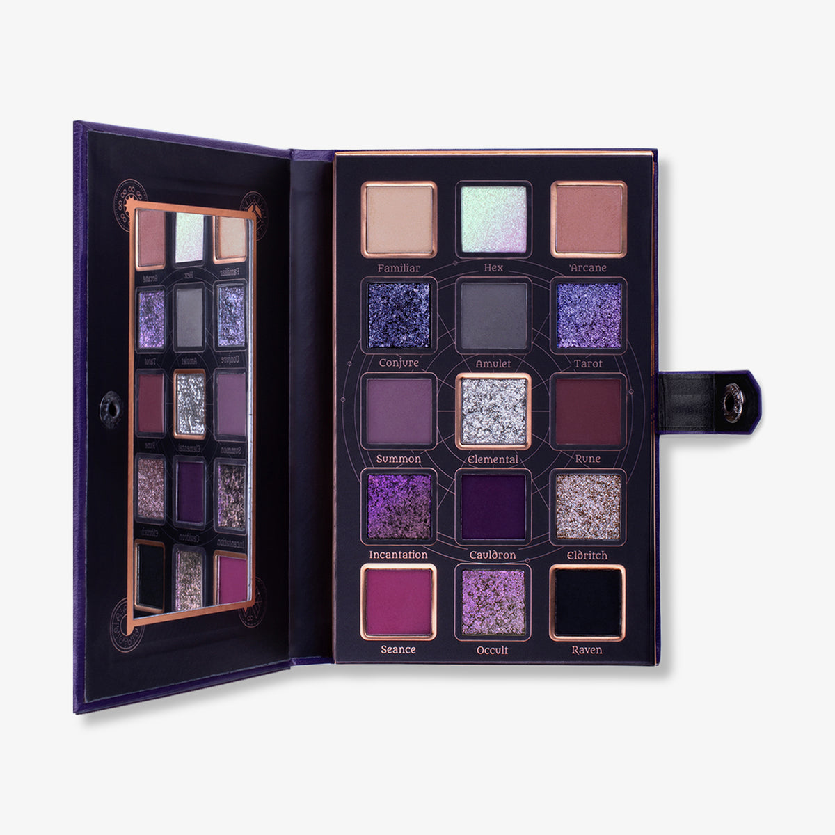 Die Lethal Cosmetics Spellcraft Pressed Powder Palette mit 15 violetten, schwarzen und neutralen Farbtönen, einem Spiegel und einem Magnetverschluss.