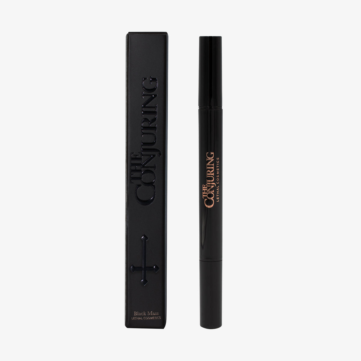 Schwarzer The Conjuring Eyeliner Stamps Black Mass neben Verpackung mit umgekehrtem Kreuzmotiv und Prägung "The Conjuring".