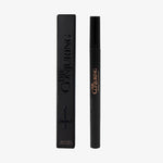 Schwarzer The Conjuring Eyeliner Stamps Black Mass neben Verpackung mit umgekehrtem Kreuzmotiv und Prägung "The Conjuring".