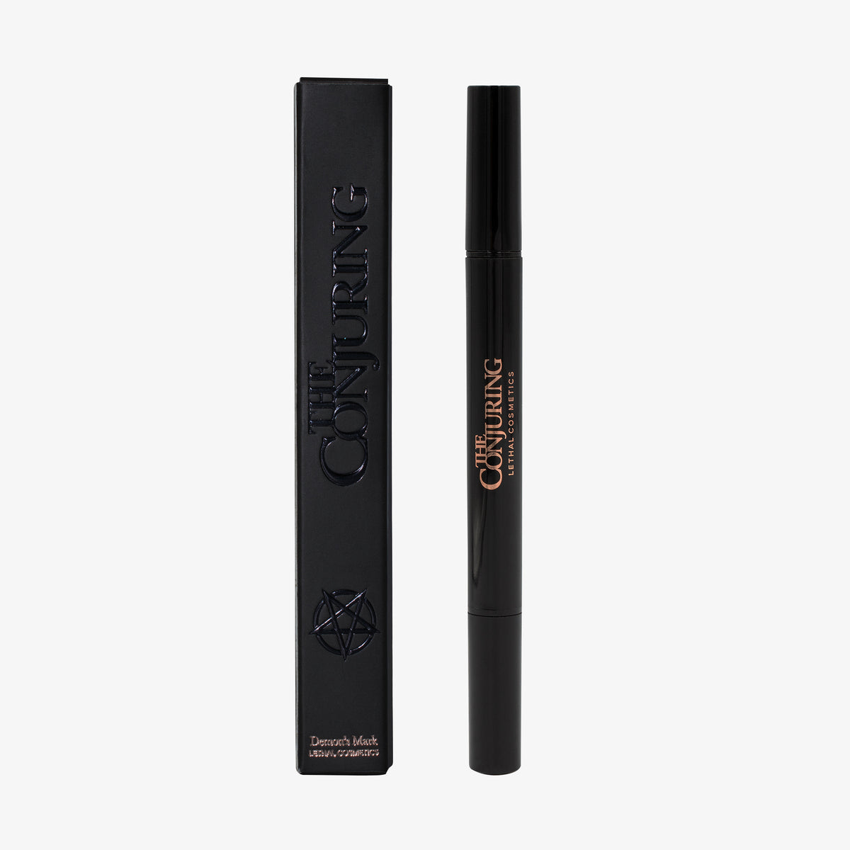 Schwarzer The Conjuring Eyeliner Stamps Demon's Mark neben Verpackung mit umgekehrtem Kreuzmotiv und Prägung "The Conjuring".