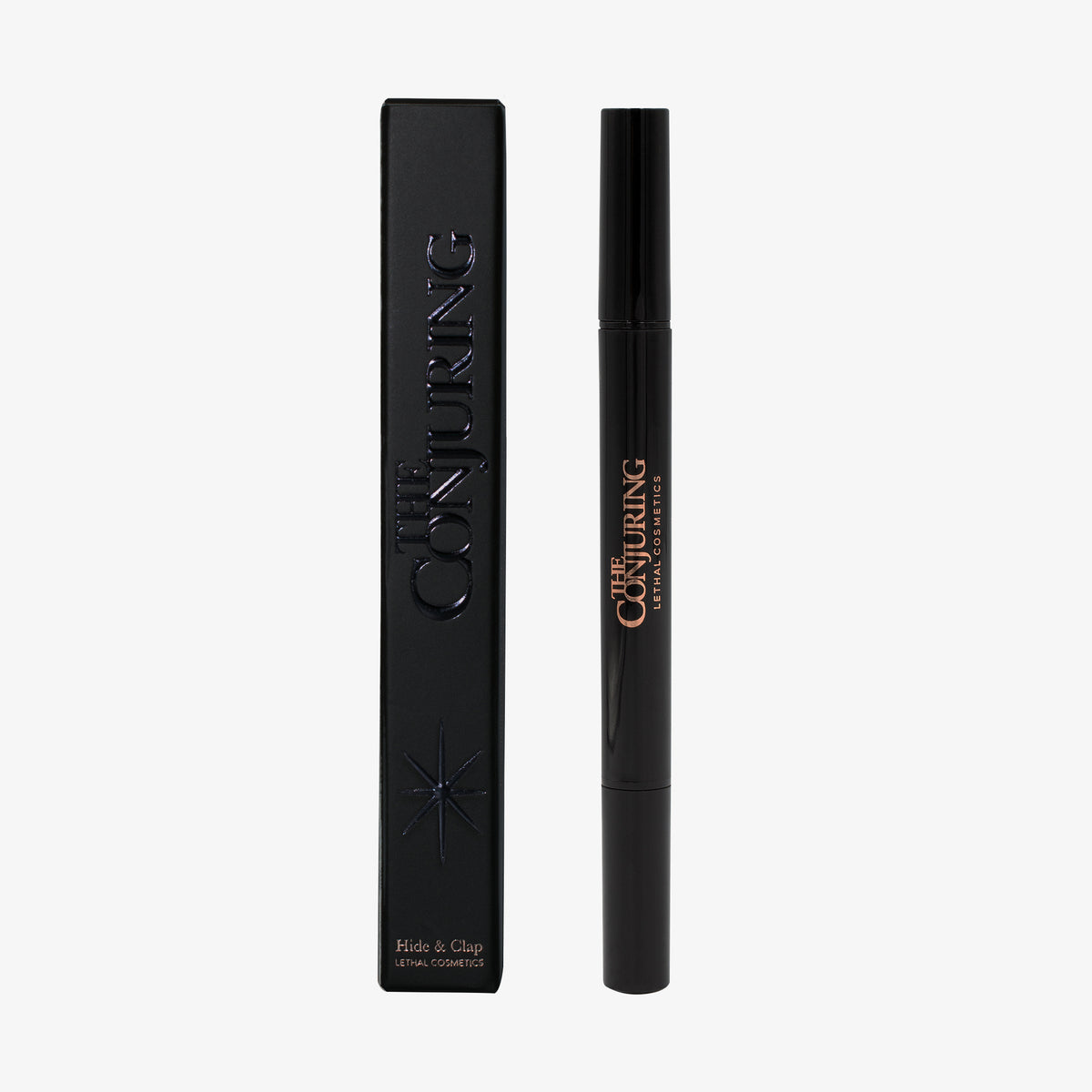 Schwarzer The Conjuring Eyeliner Stamps Hide and Clap neben Verpackung mit umgekehrtem Kreuzmotiv und Prägung "The Conjuring". 