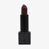 Der „Conjuring Matte Lipstick“ von Lethal Cosmetics: dunkler, kastanienbrauner Farbton, schwarze Hülse, Pentagramm und Tropfengravur an der Lippenstiftspitze.