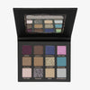 Die „The Conjuring Palette“ von Lethal Cosmetics ist geöffnet und gibt den Blick auf zwölf benannte Farbtöne und einen Spiegel frei.