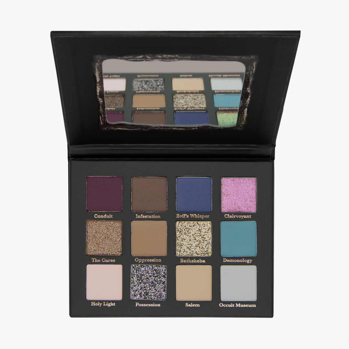 Die „The Conjuring Palette“ von Lethal Cosmetics ist geöffnet und gibt den Blick auf zwölf benannte Farbtöne und einen Spiegel frei.