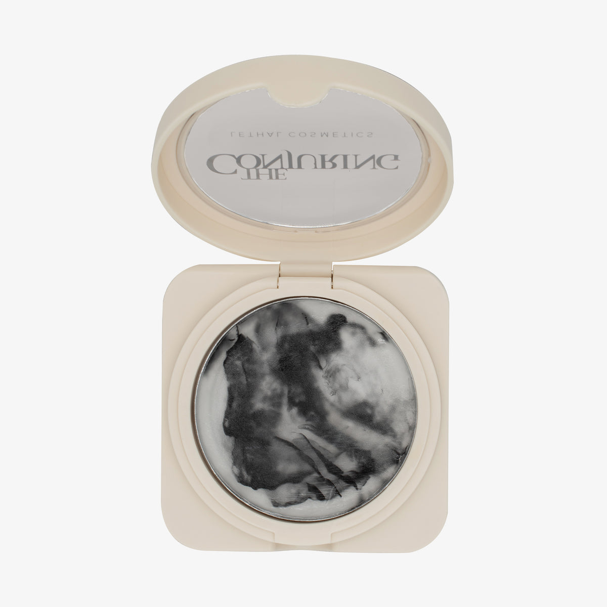 Beigefarbene Puderdose mit schwarz-weißem Marmormuster: „The Conjuring Sanctified Seal Setting Powder“ von Lethal Cosmetics; auf dem durchsichtigen Deckel ist der Text seitenverkehrt zu sehen.