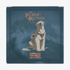 Naga, der gepanzerte Eisbärenhund, sitzt vor Bergen, darüber und darunter sind „Die Legende von Korra“ und „Lethal Cosmetics“ zu sehen.