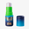 Der Spongbob Movie Jelly Highlighter Stick von Lethal Cosmetics hat eine blaue Kappe, eine grüne Basis und ein von SpongeBob inspiriertes Design.