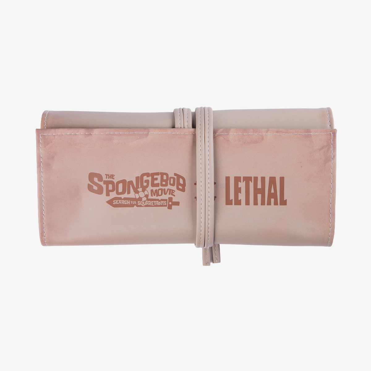 Beigefarbener Rollbeutel aus des "The SpongeBob Movie Treasure Map Makeup Brush Set" von Lethal Cosmetics, mit aufgedrucktem "The SpongeBob Movie" und "Lethal"-Logos bedruckt.
