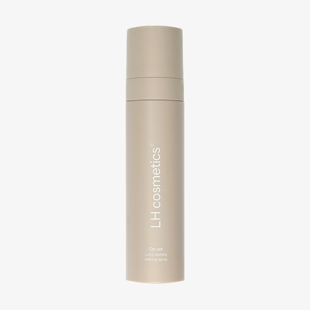 Auf weißem Hintergrund ist eine beige zylindrische Flasche LH Cosmetics On Set – Long-Lasting Setting Spray zu sehen.