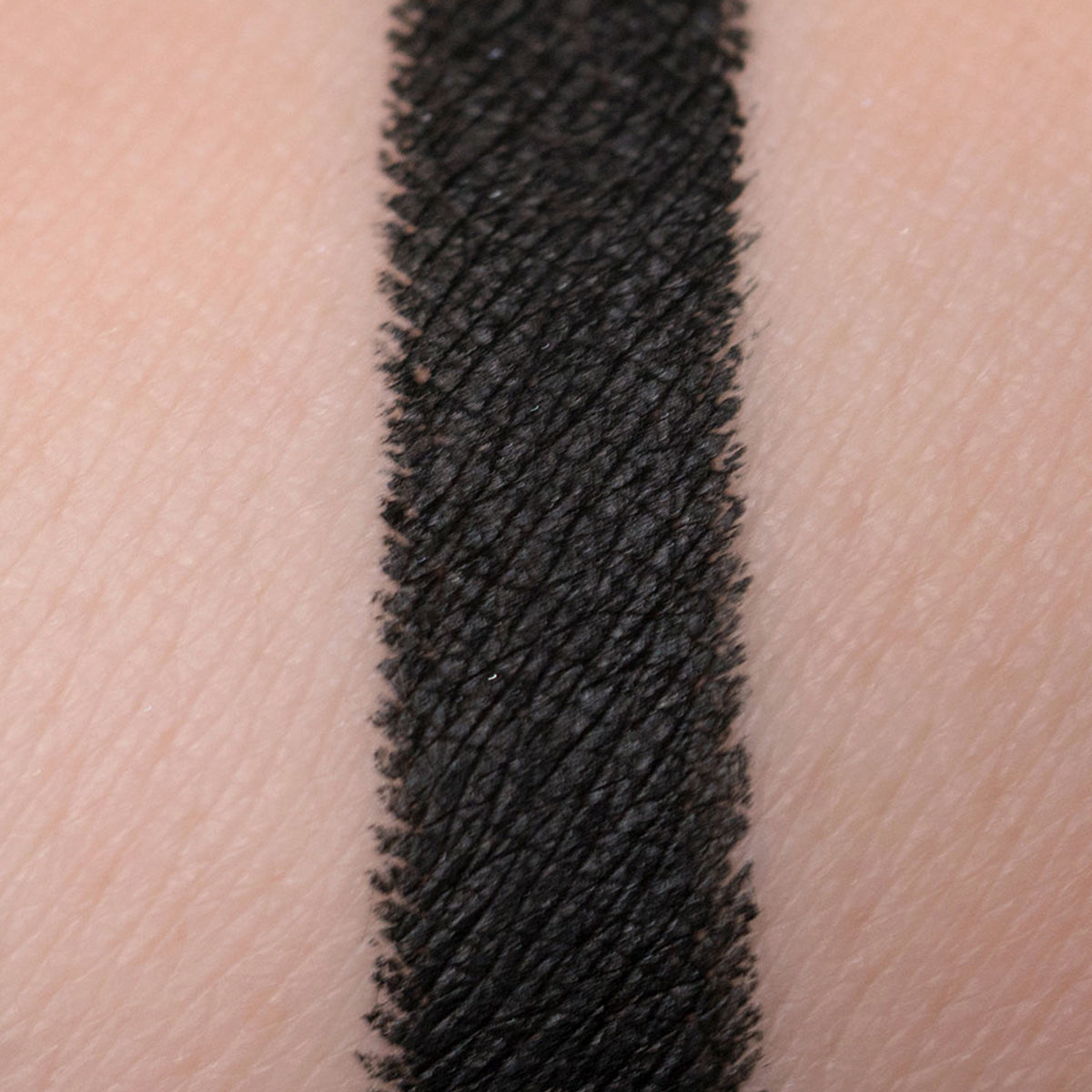 Mattes schwarzes Muster des Crayon Black von LH Cosmetics auf heller Haut.