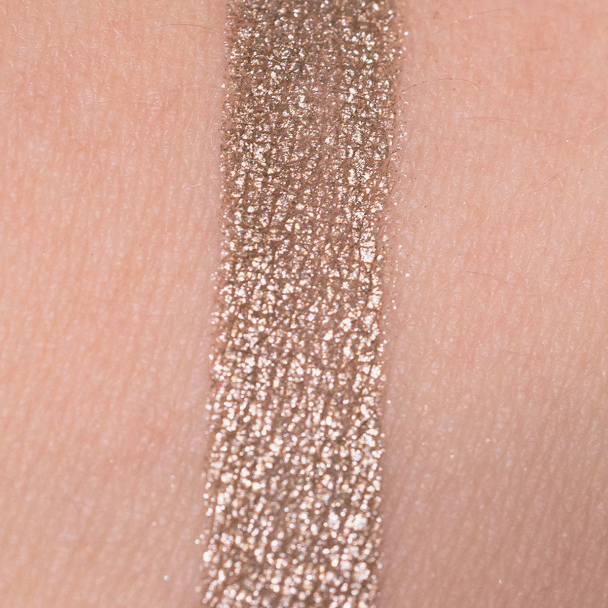 Champagner glitzerndes Muster des Crayon Zhao Flash von LH Cosmetics auf heller Haut.