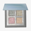 Geöffnete grau-blaue Aurora Palette von LH Cosmetics mit vier schimmernden Lidschatten in Blau-, Gold-, Rosa- und Champagnertönen.