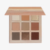 Eine offene Boring Nude-Palette von LH Cosmetics enthält neun erdige neutrale und schimmernde Farbtöne in einem beige & pfirsichrosa Etui.