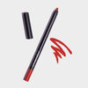 Offener Crayon Make-up-Stift in der Farbe Anger von LH Cosmetic neben einer roten Kritzelei auf weißem Hintergrund.