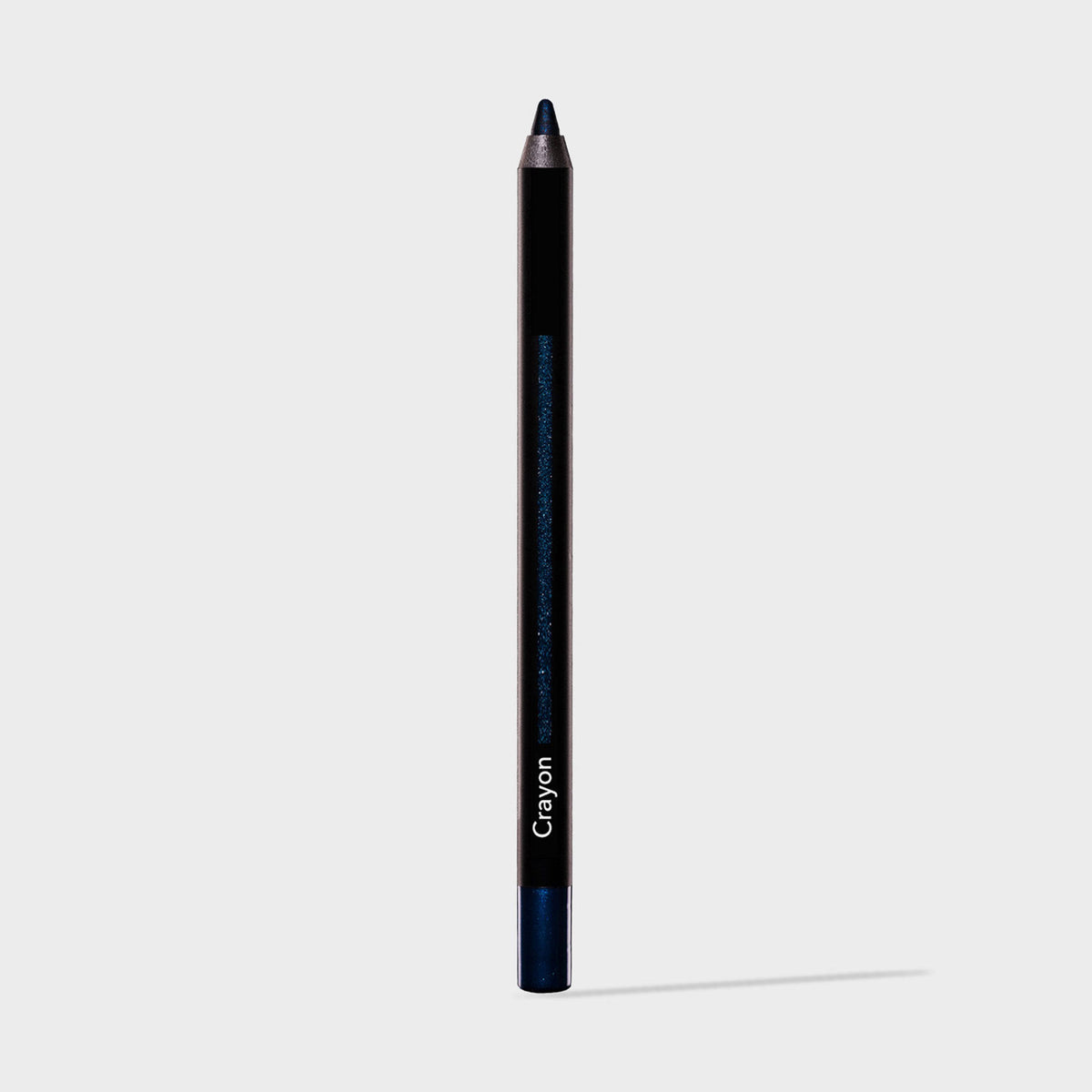 Schwarzer Crayon Make-up-Stift in der Farbe Atria (dunkelblau glitzernd) von LH Cosmetic auf weißem Hintergrund.