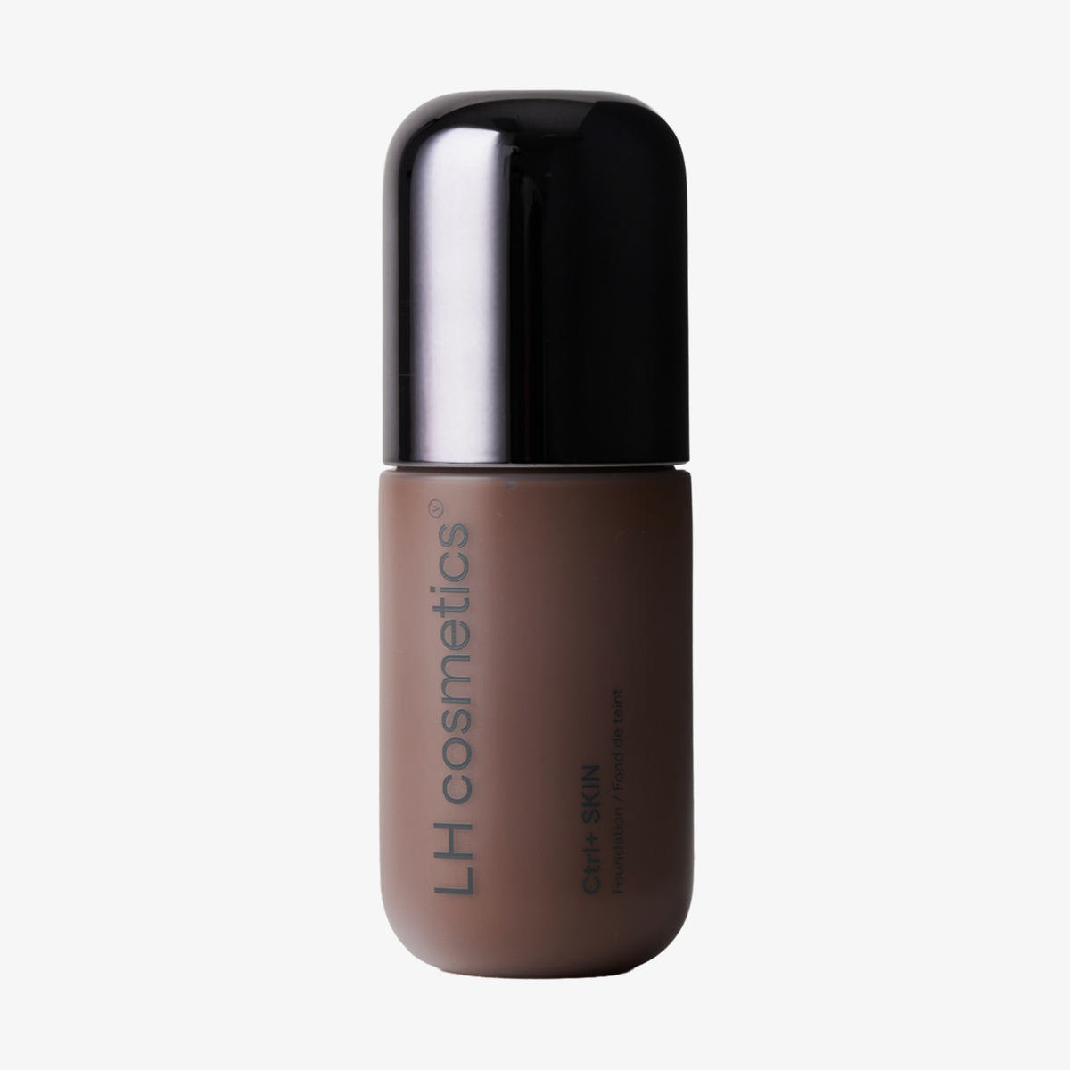 Eine Flasche „Ctrl+ SKIN“-Foundation von LH Cosmetics in einem dunklen Farbton mit schwarzem Verschluss, beschriftet mit „On the Skin“.
