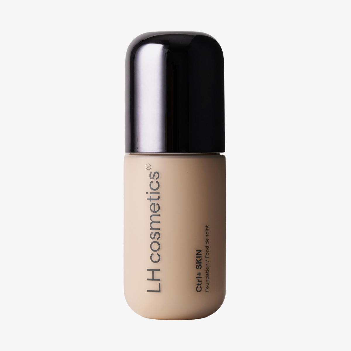 Eine beigefarbene Flasche der Foundation „Ctrl+ SKIN“ von LH Cosmetics mit schwarzem Verschluss steht aufrecht auf einem weißen Hintergrund.