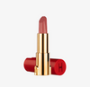 Eine Tube aus dem LH Cosmetics Makeup meets Skincare Holiday Kit, mit einem rosa Lippenstift in einem goldenen Etui mit roter Kappe, steht aufrecht vor einem weißen Hintergrund.