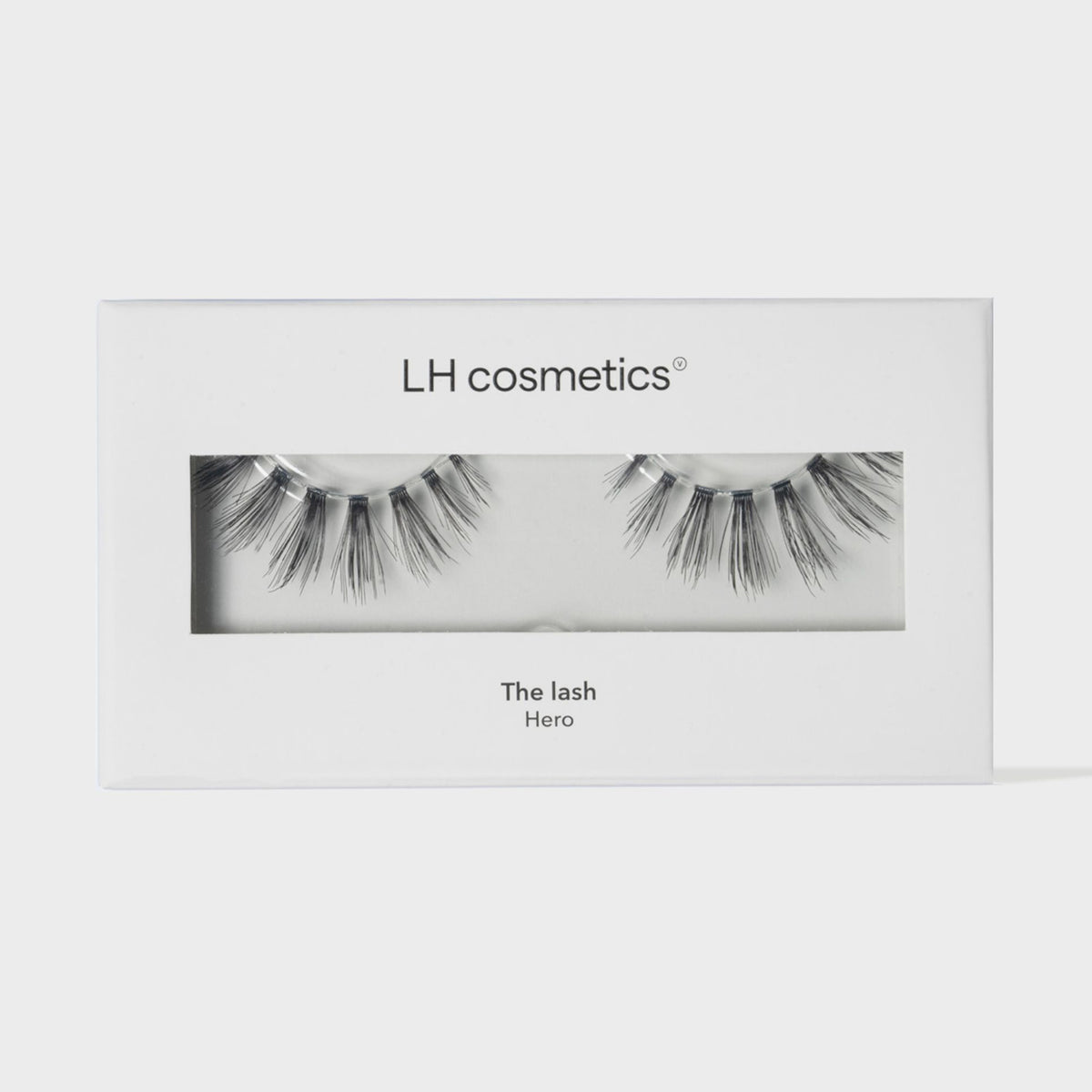 Weiße Verpackung der "The Lash" Wimpern im Stil "Hero" von LH Cosmetics auf weißem Hintergrund.