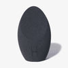 Der Other Sponge von LH Cosmetics ist ein schwarzer, tropfenförmiger Make-up-Schwamm mit einer schrägen Kante.