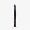 The Tweez von LH Cosmetics, eine schwarz-graue Pinzette mit abgeschrägter Spitze, steht aufrecht vor einem weißen Hintergrund.