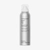 Silberne Sprühdose Living Proof Perfect Hair Day Advanced Clean Dry Shampoo mit weißem Deckel auf einem weißen Hintergrund.