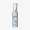 Eine 148ml hellblaue Flasche von Living Proof Perfect Hair Day Style Refresh Hair Mist auf weißem Hintergrund.