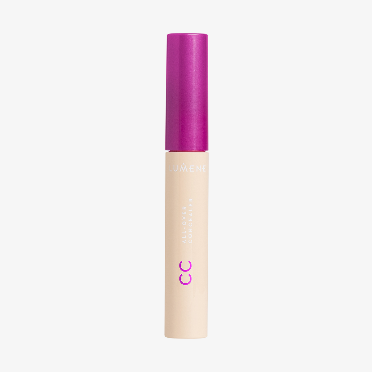 Beige Tube Lumene CC All-Over Concealer in der Farbe 00 Ultra Light mit lila-pinker Kappe auf weißem Hintergrund.