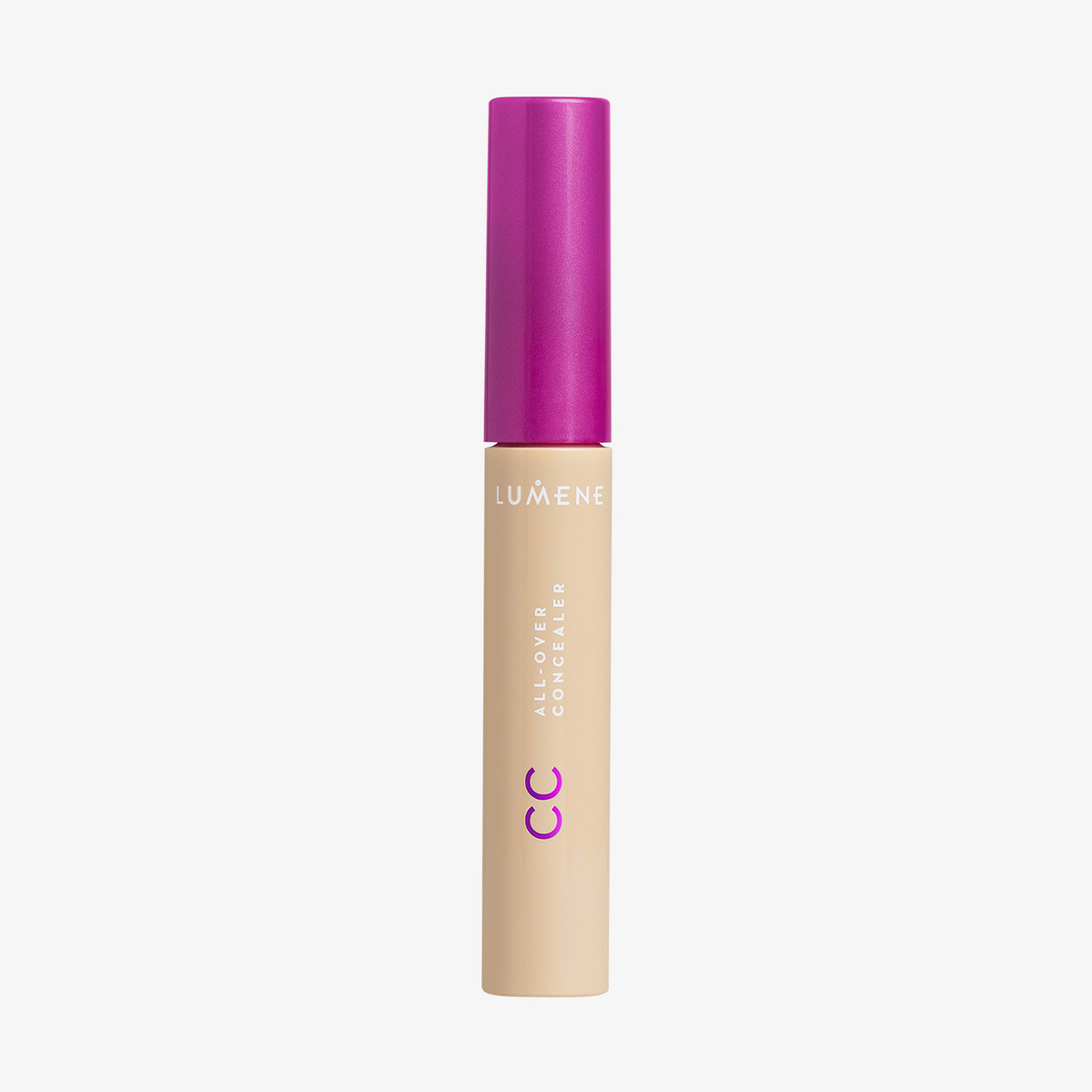 Beige Tube Lumene CC All-Over Concealer in der Farbe 05 Light mit lila-pinker Kappe auf weißem Hintergrund.