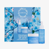 Lumene GARDEN OF DEW SET 2026 mit blauer Feuchtigkeitscreme, Serum und blumiger Verpackung im Hintergrund.