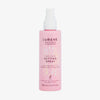 Rose Flasche Lumene INVISIBLE ILLUMINATION Dewy Glow Setting Spray mit weißer Sprühkappe.